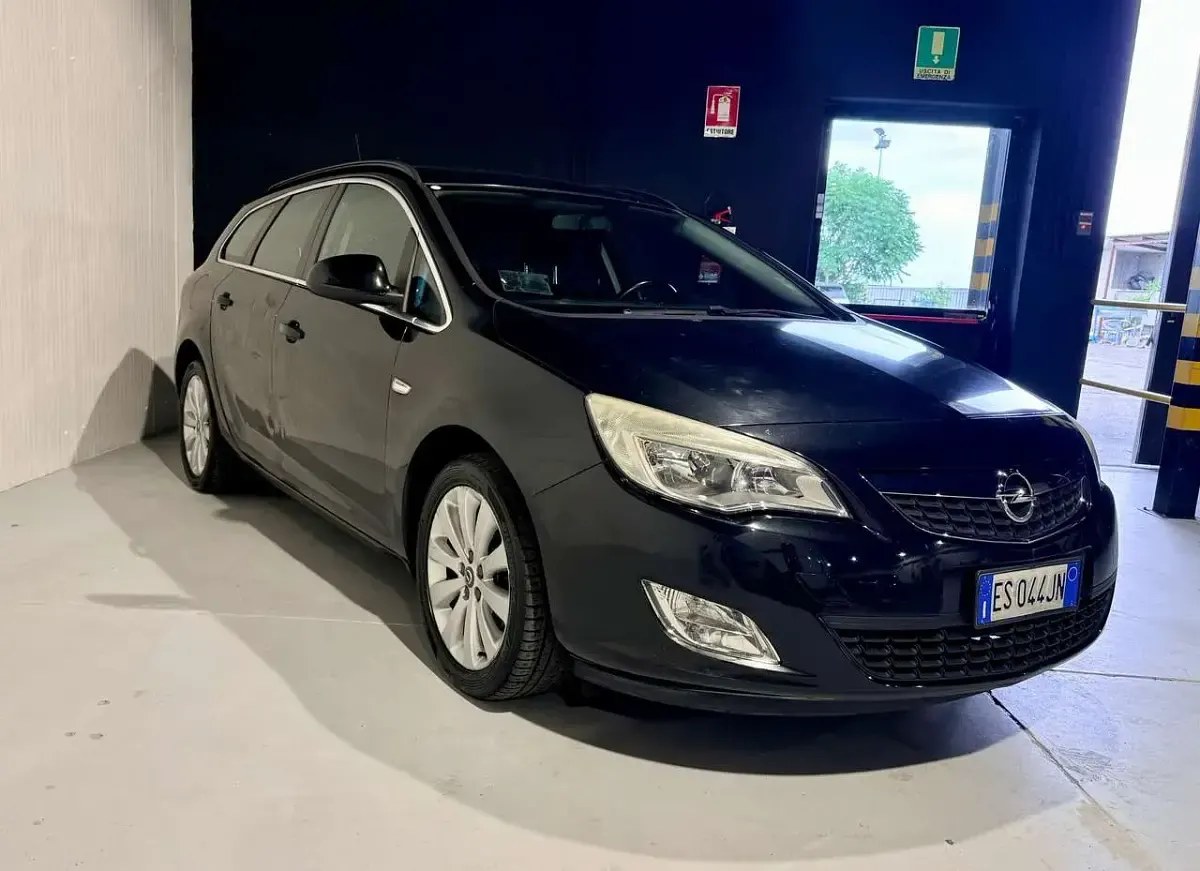 Usata Opel Astra Cosmo 140 CV (102 kW) 2013 Nero Station wagon