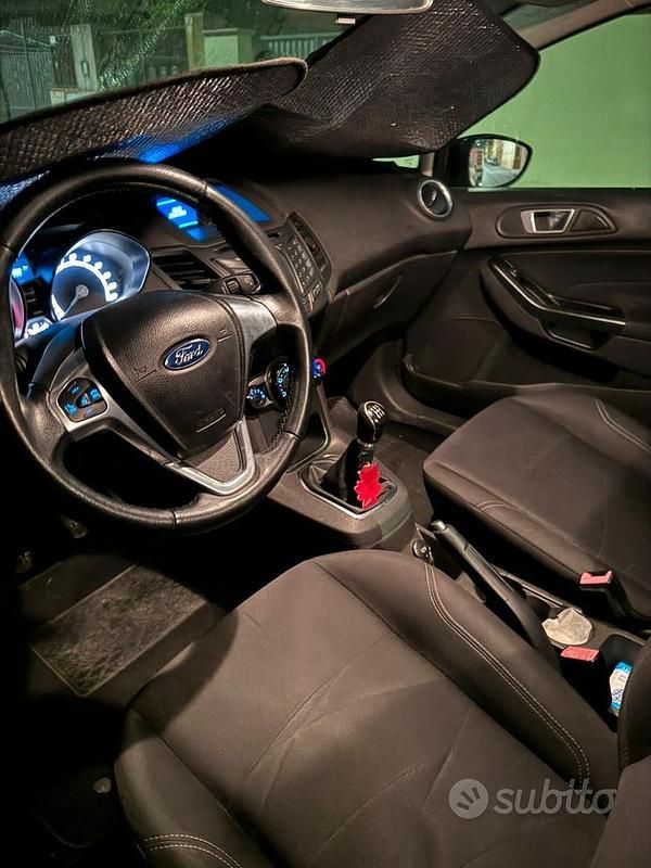 Usata Ford Fiesta 75 CV (55 kW) 2015 Blu Berlina