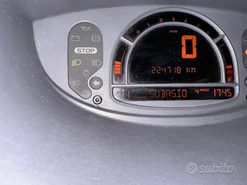 Grigio Usata 2006 Renault Modus Monovolume | 1200 € (Ottimo prezzo) - Immagine 1/4