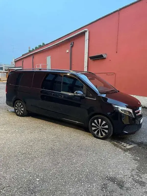 Usata Mercedes V300 Exclusive 237 CV (174 kW) 2022 Nero Monovolume