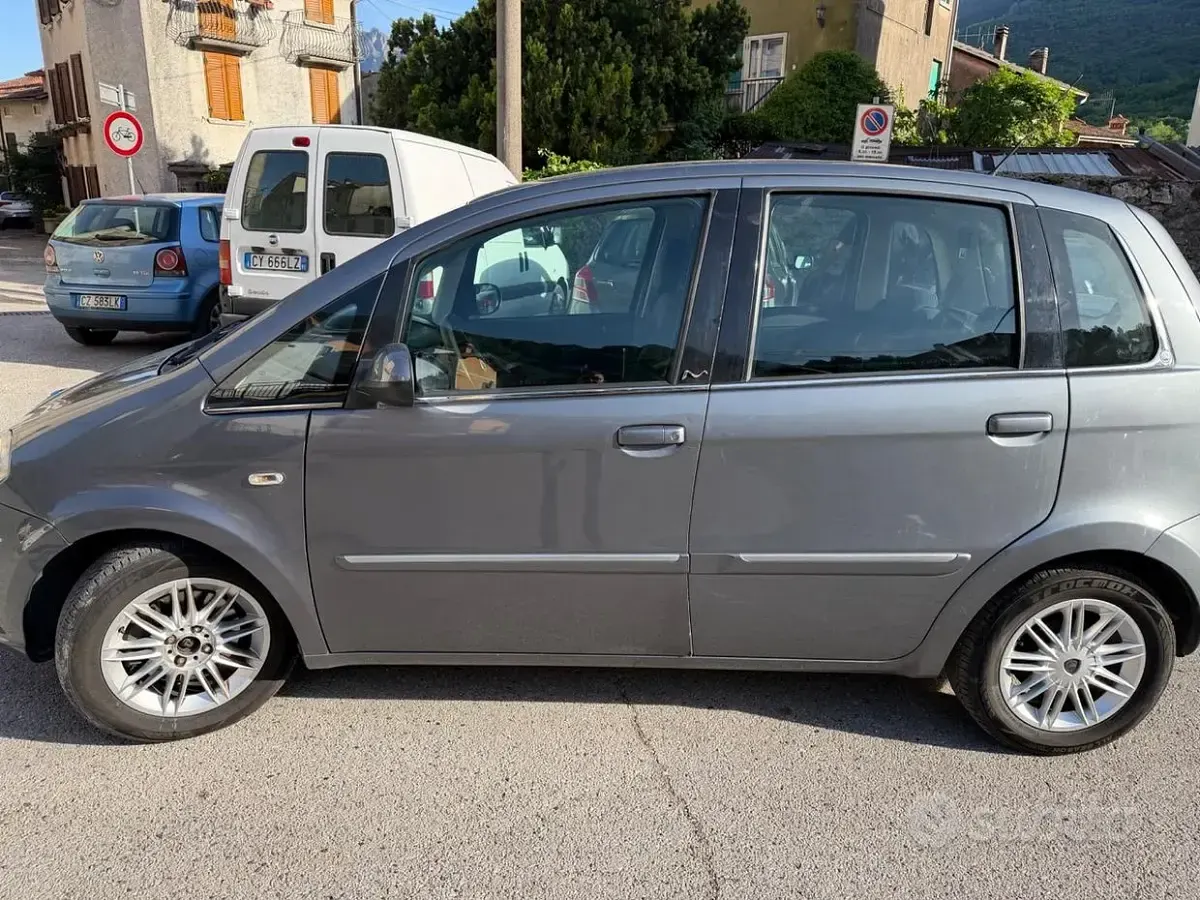 Usata Lancia Musa Platinum 95 CV (69 kW) 2011 Bluazzurro Monovolume