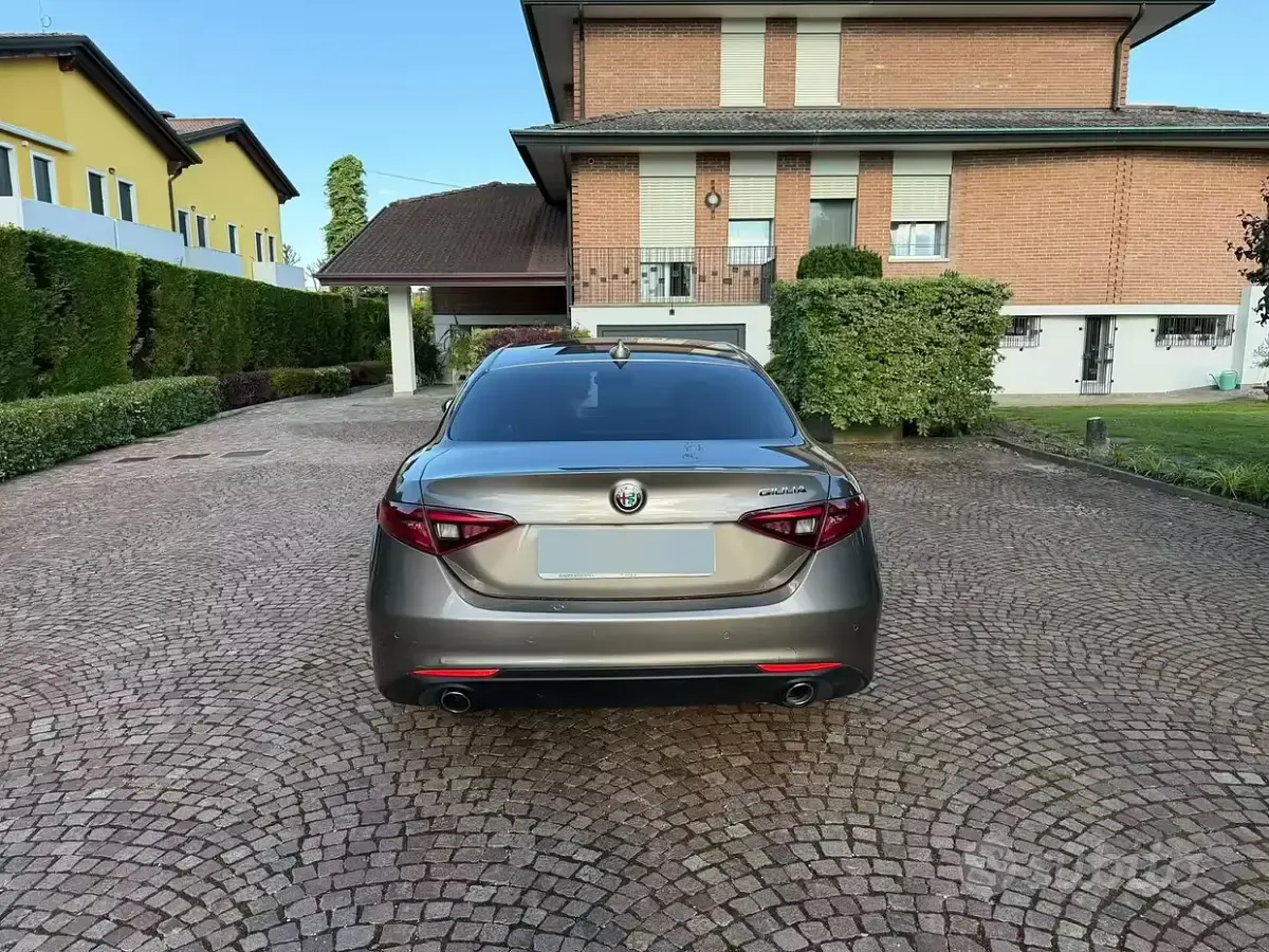 Second-hand Alfa Romeo Giulia 150 CP (110 kW) 2017 Gri Berlinǎ