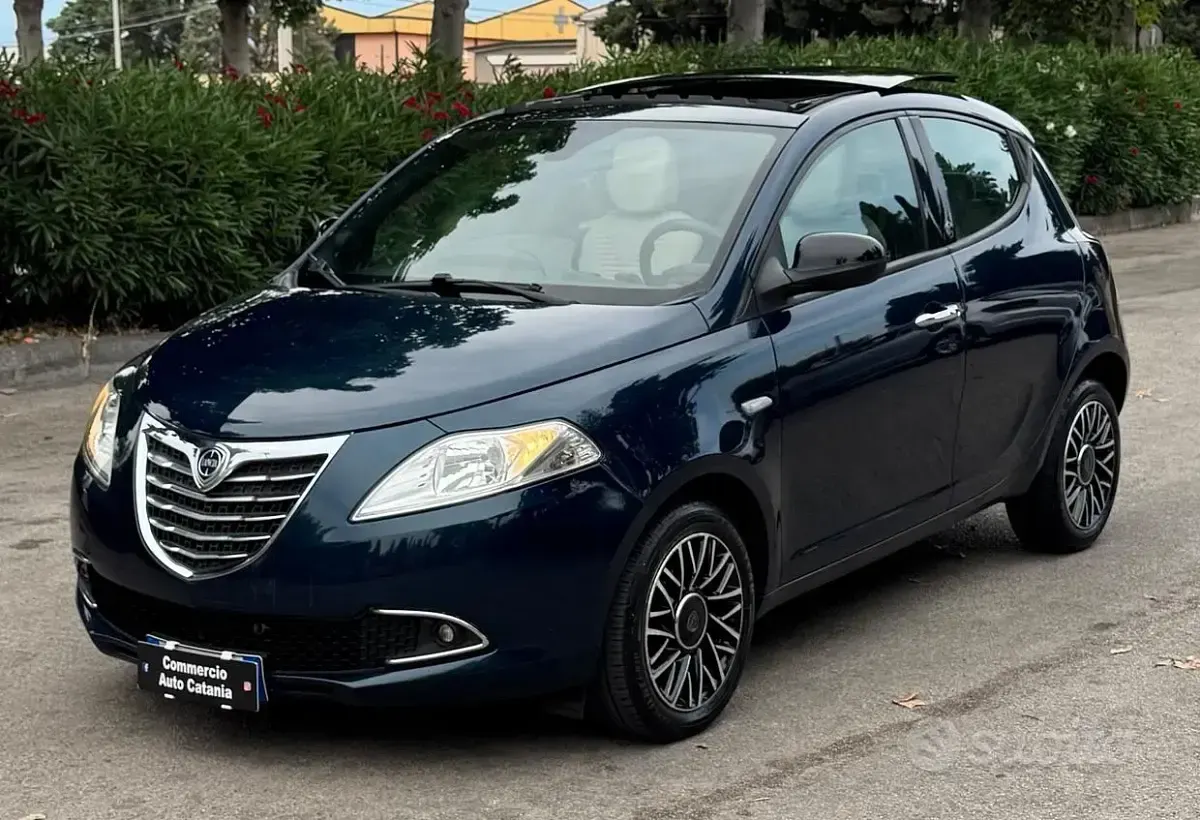 Usata Lancia Ypsilon 69 CV (50 kW) 2015 Bluazzurro Utilitaria