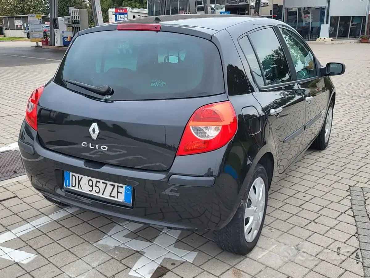 Usata Renault Clio II Dynamique 75 CV (55 kW) 2007 Nero Utilitaria