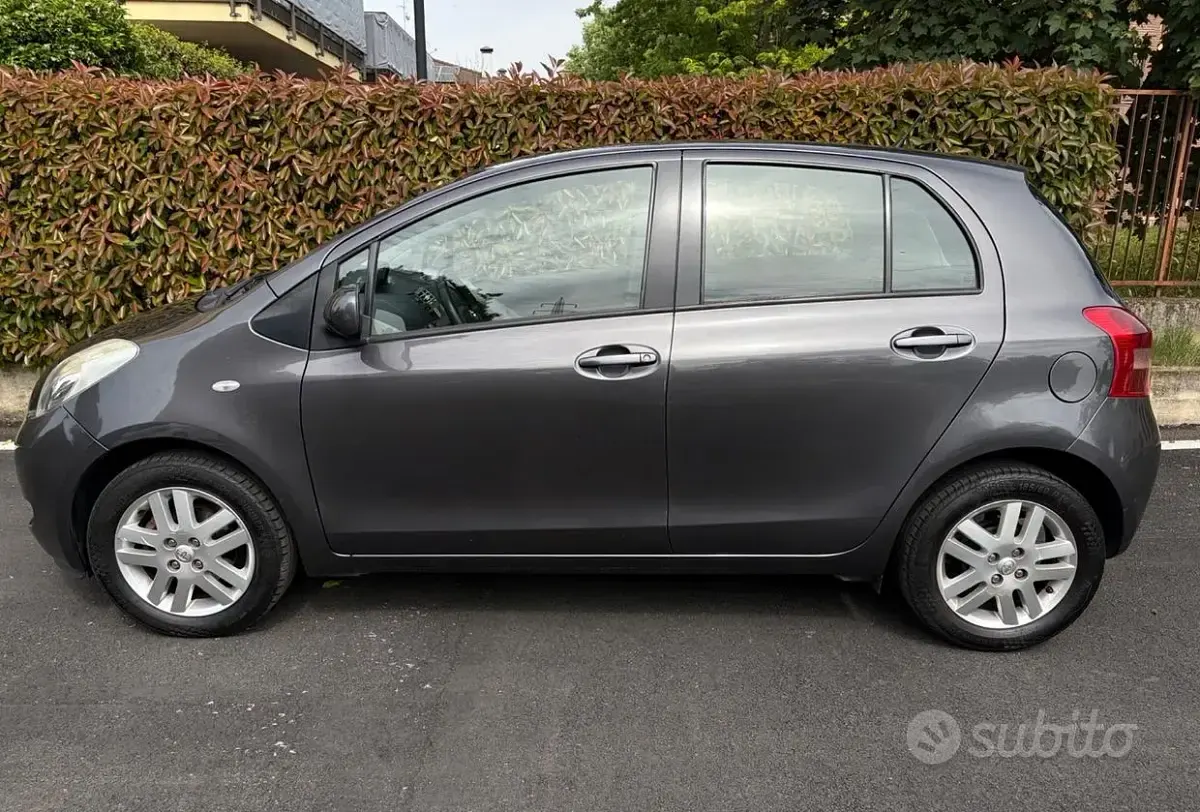 Usata Toyota Yaris 69 CV (50 kW) 2008 Grigio Utilitaria