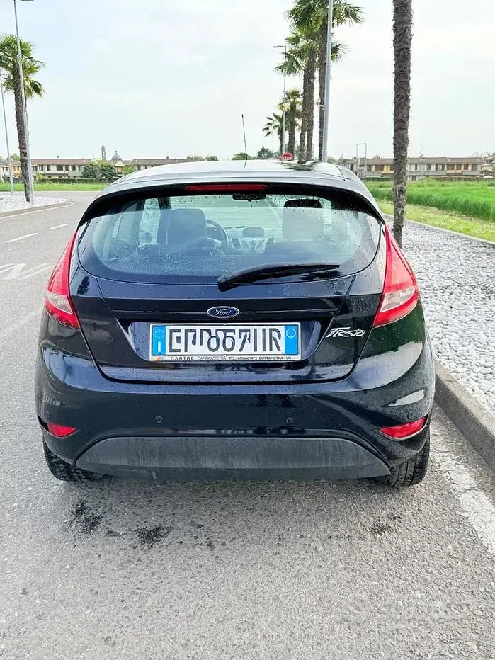 Usata Ford Fiesta 92 CV (67 kW) 2010 Blu Berlina