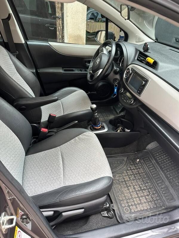 Usata Toyota Yaris 90 CV (66 kW) 2012 Grigio Utilitaria