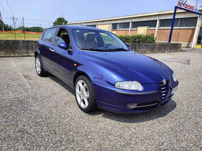 Usata 2002 Alfa Romeo 147 Distinctive Due volumi | 3800 € (Molto cara) - Immagine 1/4