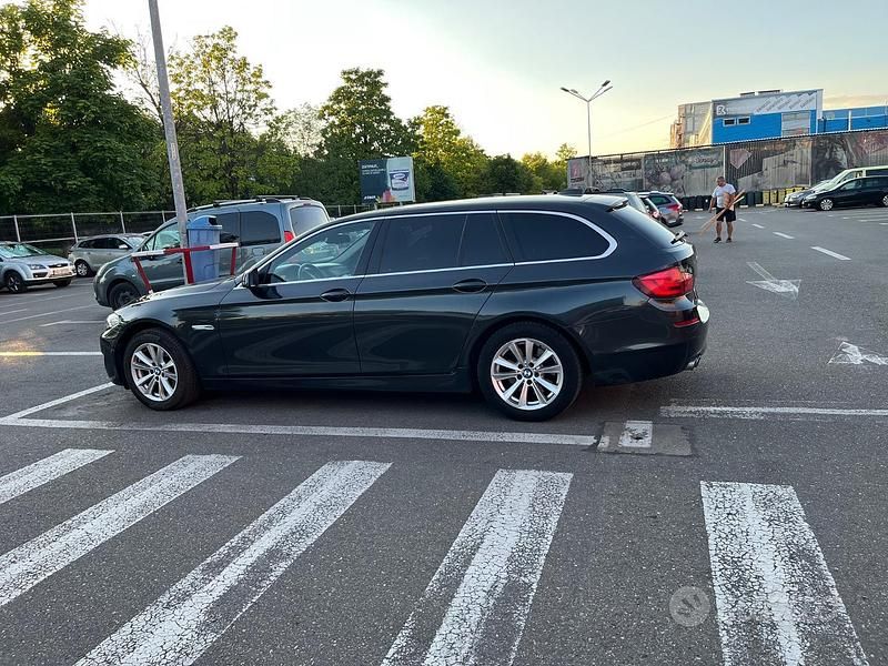 Nero Usata 2012 BMW 520 Comfort Edition Tre volumi | 9500 € (Ottimo prezzo) - Immagine 1/4