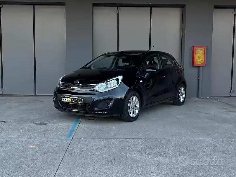 Usata Kia Rio Active 75 CV (55 kW) 2013 Nero Berlina