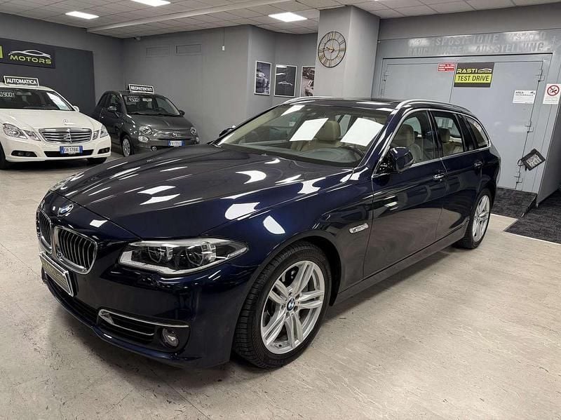 Usata BMW 530 Luxury Line 249 CV (183 kW) 2016 Blu/azzurro Station wagon
