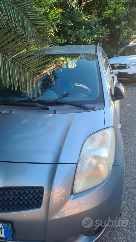 Grigio Usata 2009 Toyota Yaris Tre volumi | 2000 € (Ottimo prezzo) - Immagine 1/4