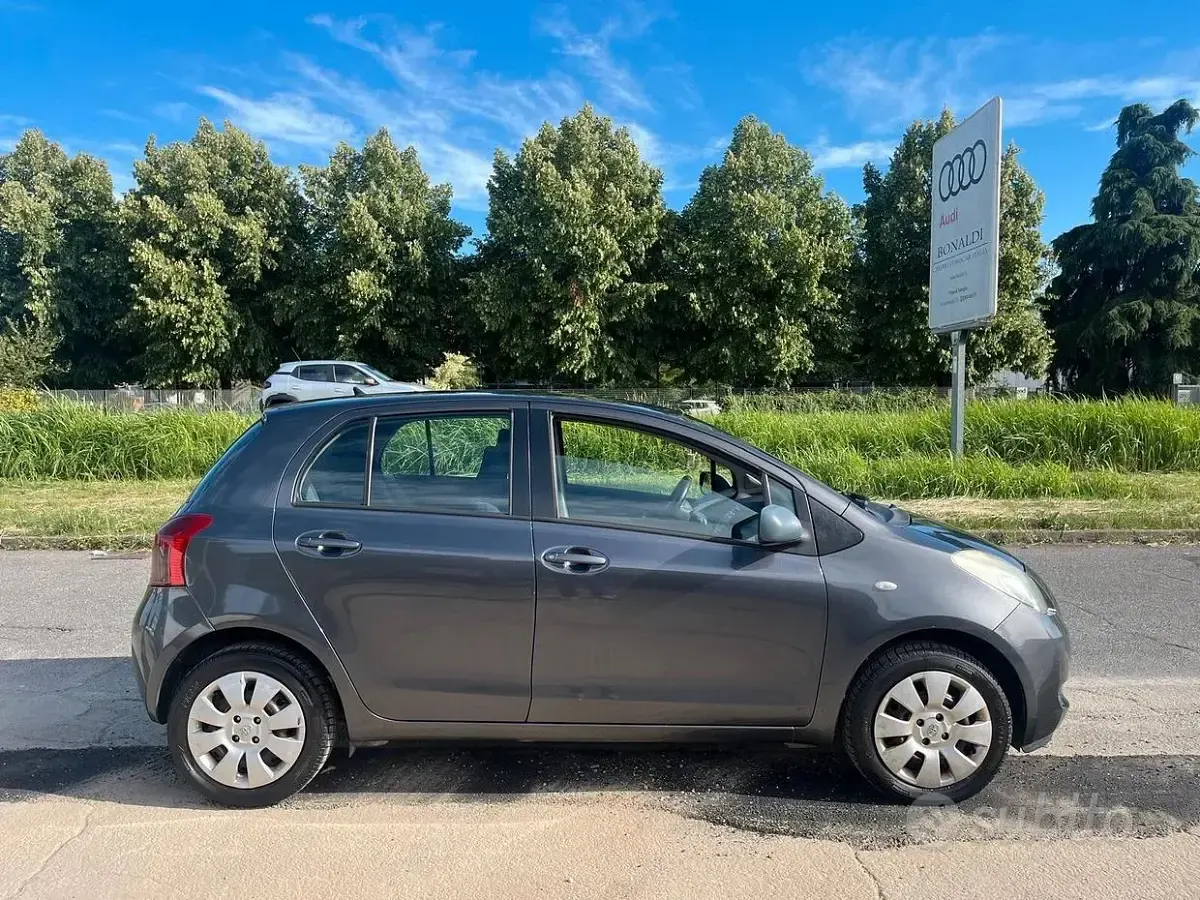 Usata Toyota Yaris 69 CV (50 kW) 2008 Grigio Utilitaria