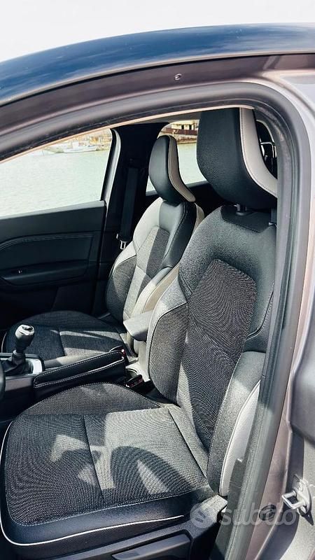 Usata Renault Captur 100 CV (73 kW) 2023 Grigio SUV