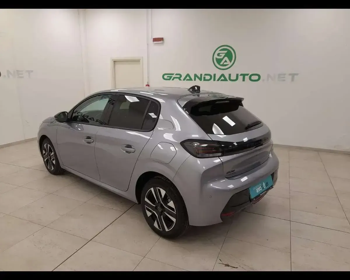 Usata Peugeot 208 Allure 101 CV (74 kW) 2025 Grigio Utilitaria