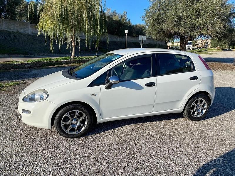 Bianco Usata 2015 Fiat Punto Due volumi | 5500 € - Immagine 1/4