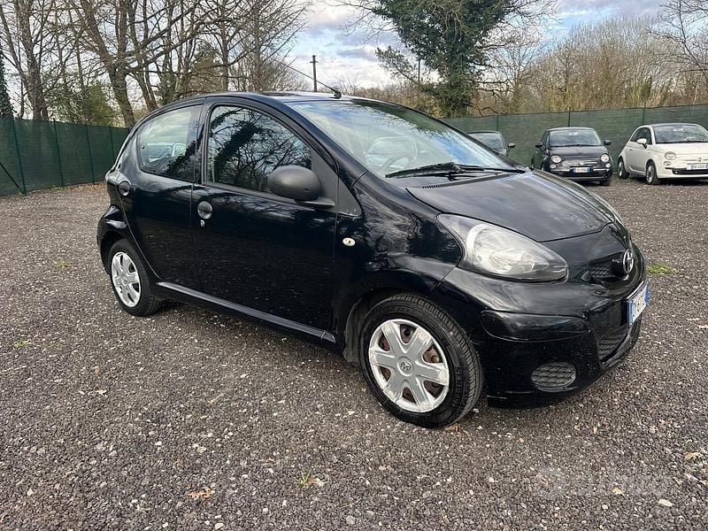 Usata Toyota Aygo 67 CV (49 kW) 2009 Nero Utilitaria