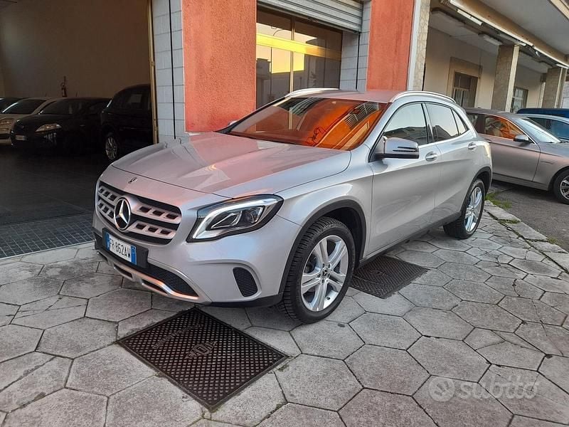Usata Mercedes GLA180 108 CV (79 kW) 2018 Grigio SUV