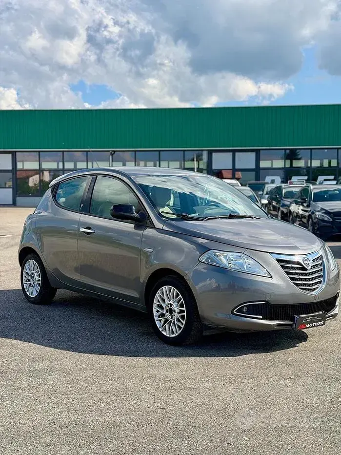 Usado Lancia Ypsilon S 95 HP (69 kW) 2013 Cinzento Citadino
