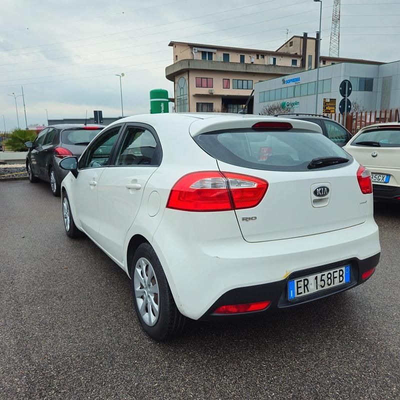Usata Kia Rio EX 86 CV (63 kW) 2013 Bianco Berlina