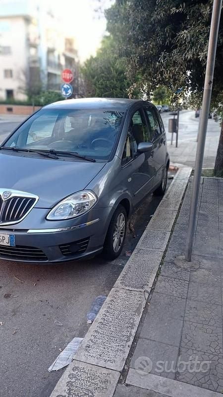 Usata Lancia Musa 75 CV (55 kW) 2009 Grigio Monovolume