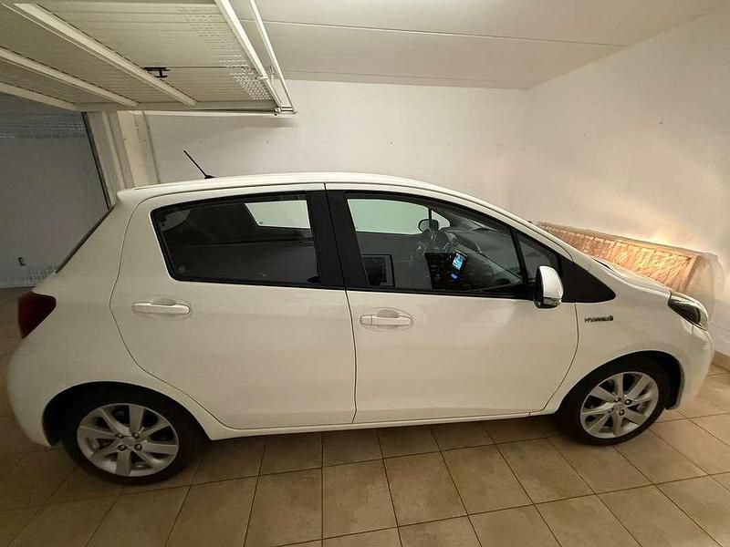 Usata Toyota Yaris Hybrid Cool 75 CV (55 kW) 2017 Bianco Berlina