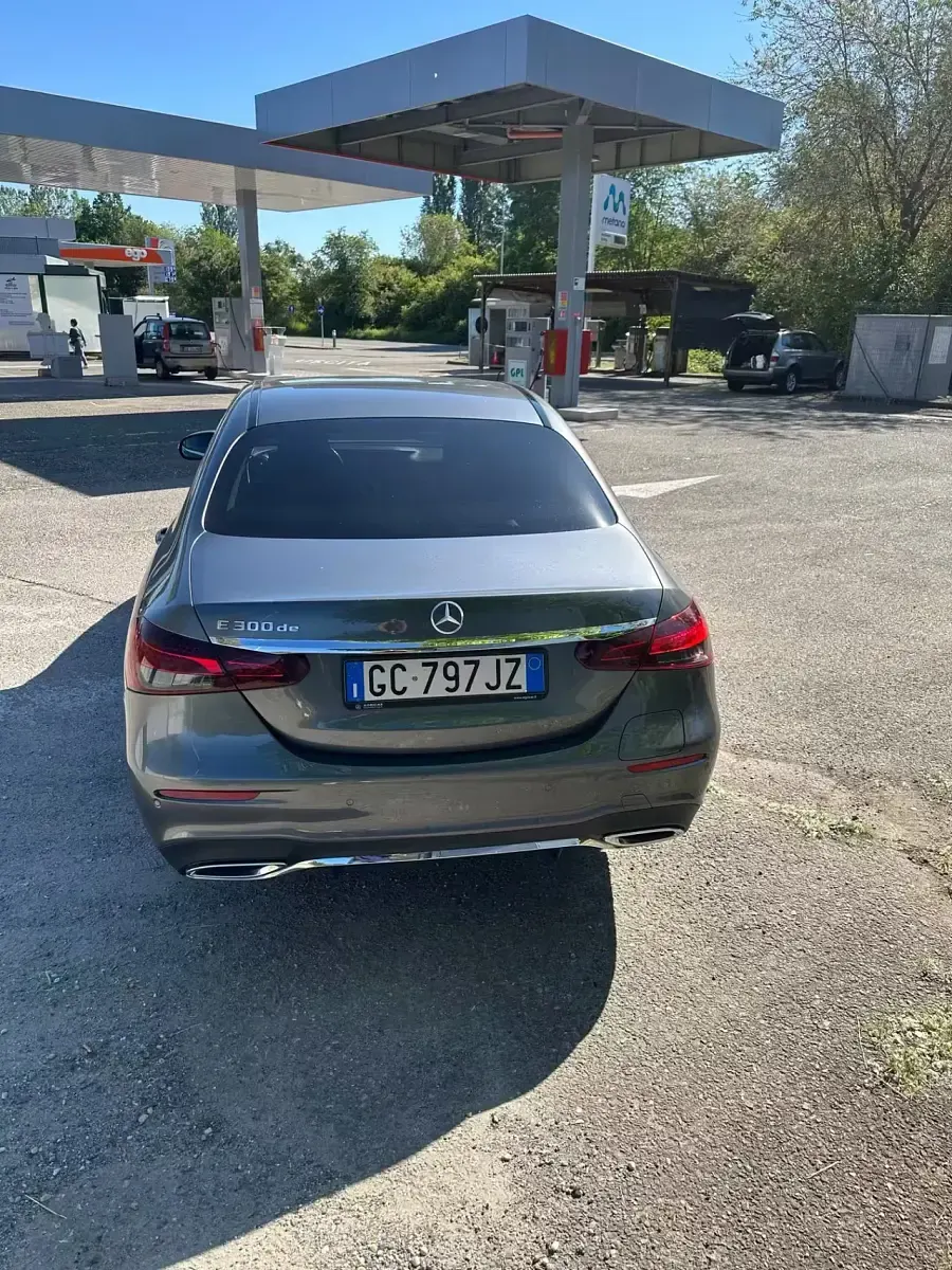Usata Mercedes E300 Premium 194 CV (142 kW) 2021 Marrone Berlina