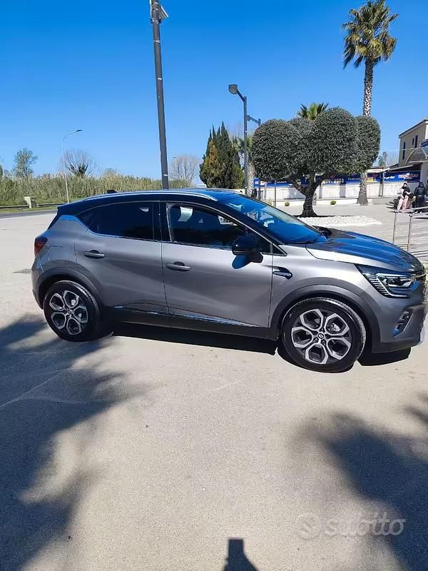 Usata Renault Captur Techno 100 CV (73 kW) 2022 Grigio SUV