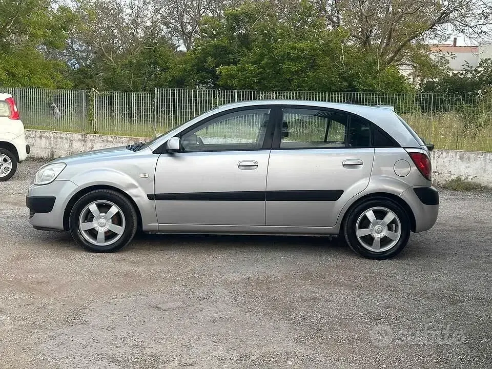 Usata Kia Rio 112 CV (82 kW) 2008 Grigio Berlina