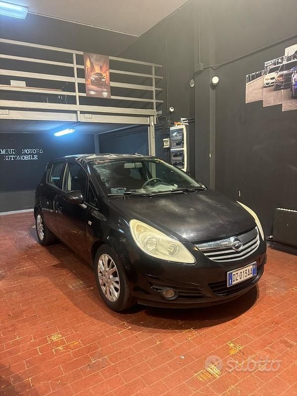 Usata Opel Corsa Cosmo 90 CV (66 kW) 2009 Nero Berlina