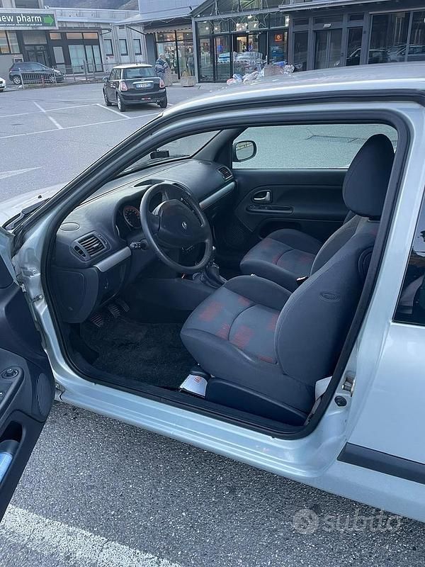 Usata Renault Clio II 75 CV (55 kW) 2003 Grigio Berlina