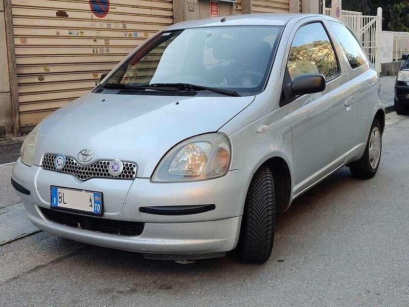 Usata Toyota Yaris Luna 69 CV (50 kW) 2000 Argento Berlina