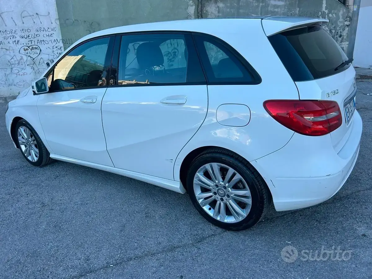 Usata Mercedes B180 109 CV (80 kW) 2012 Bianco Utilitaria
