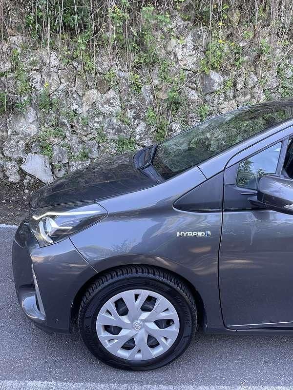 Usata Toyota Yaris Sol 87 CV (63 kW) 2018 Grigio Utilitaria