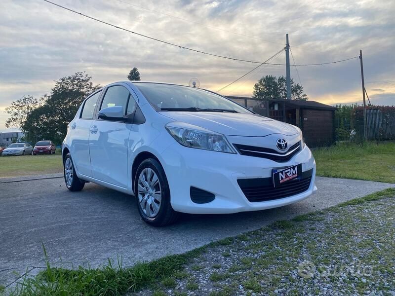 Usata Toyota Yaris Lounge 90 CV (66 kW) 2013 Bianco Berlina
