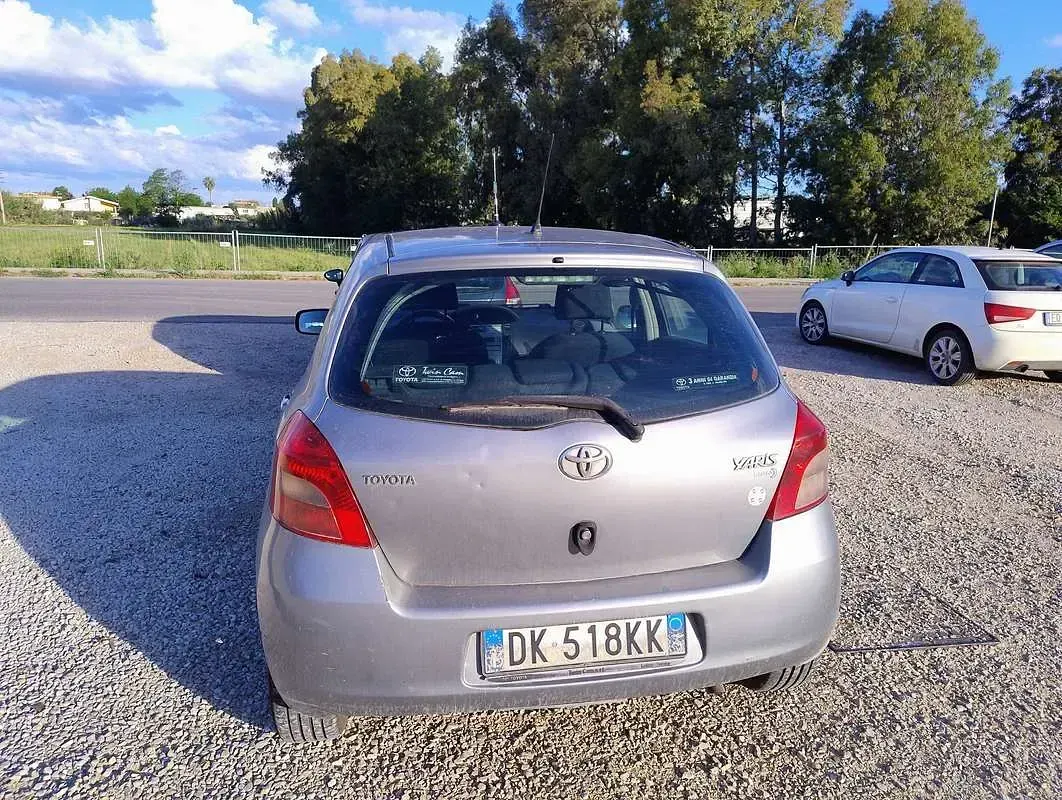 Usata Toyota Yaris Sol 87 CV (63 kW) 2007 Argento Utilitaria