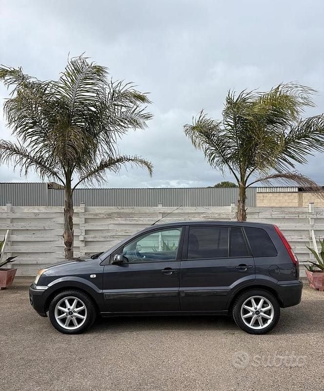 Usata Ford Fusion 68 CV (50 kW) 2007 Grigio Utilitaria