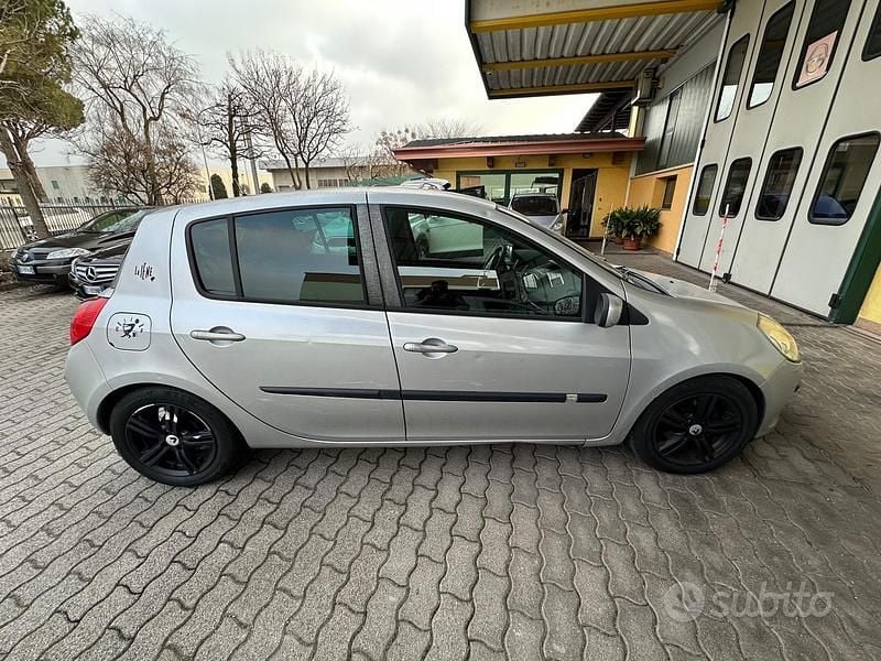 Usata Renault Clio II 85 CV (62 kW) 2006 Grigio Berlina