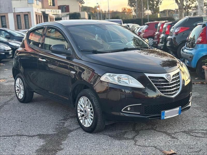 Usata Lancia Ypsilon 80 CV (58 kW) 2014 Nero Utilitaria