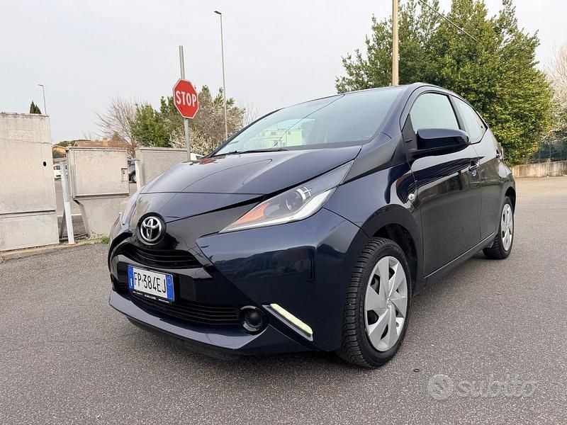 Usata Toyota Aygo X-play 69 CV (50 kW) 2018 Blu Utilitaria