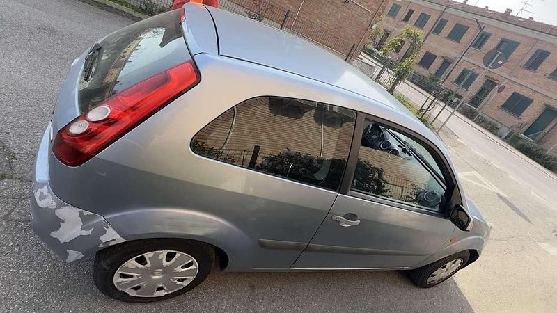 Usata Ford Fiesta Futura 75 CV (55 kW) 2006 Utilitaria