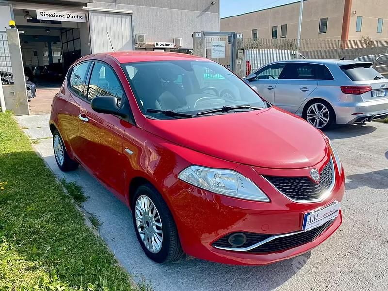 Usata Lancia Ypsilon Silver 85 CV (62 kW) 2016 Rosso Utilitaria