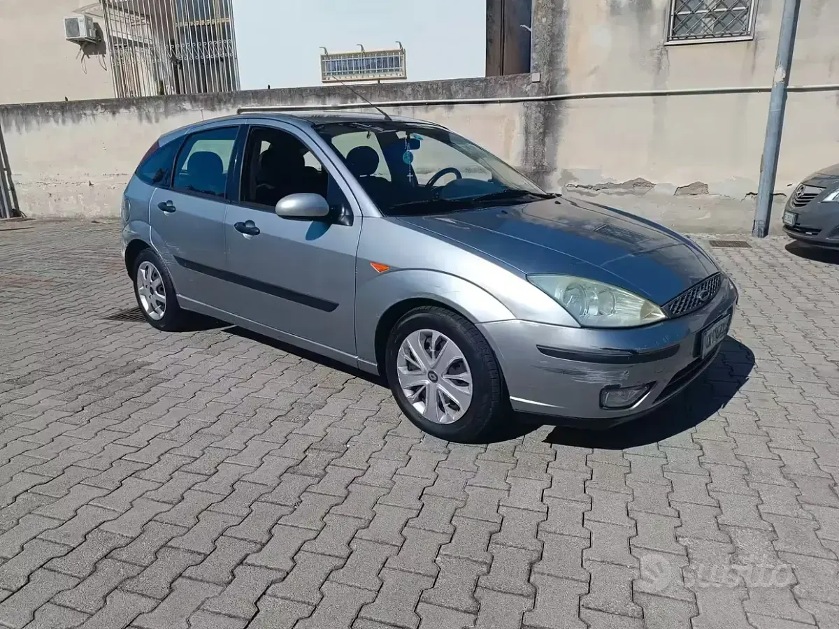 Usata Ford Focus Zetec 100 CV (73 kW) 2003 Grigio Berlina