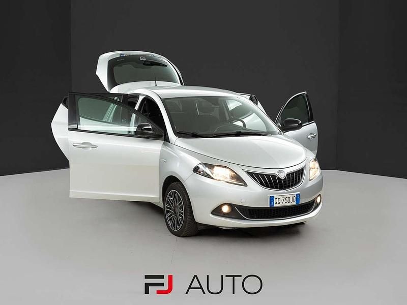 Usata Lancia Ypsilon Gold 69 CV (50 kW) 2021 Grigio argento Utilitaria