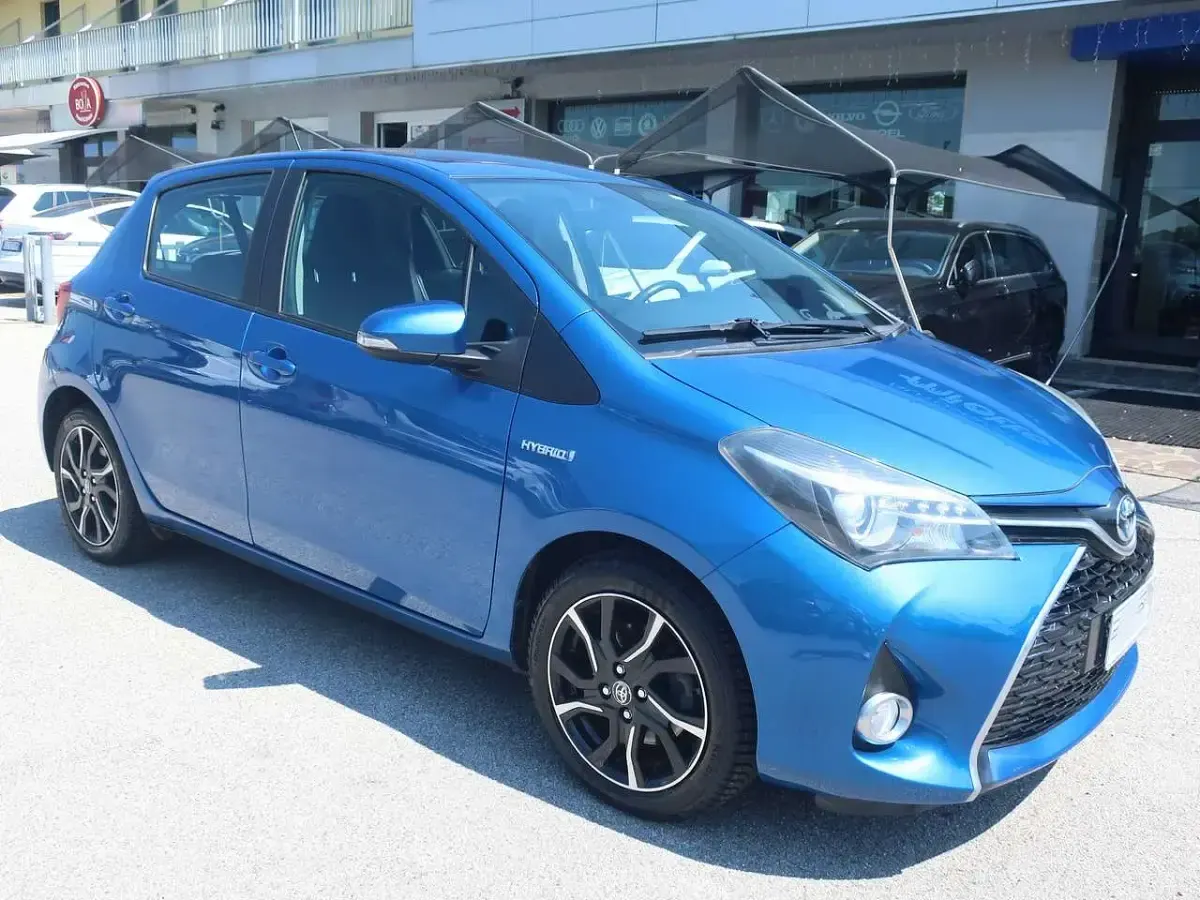 Usata Toyota Yaris Hybrid Style 73 CV (53 kW) 2018 Blu/azzurro Berlina