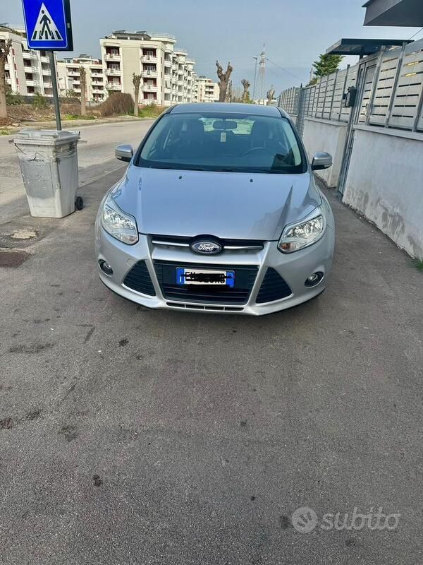 Grigio Usata 2013 Ford Focus Tre volumi | 5000 € (Buon prezzo) - Immagine 1/4