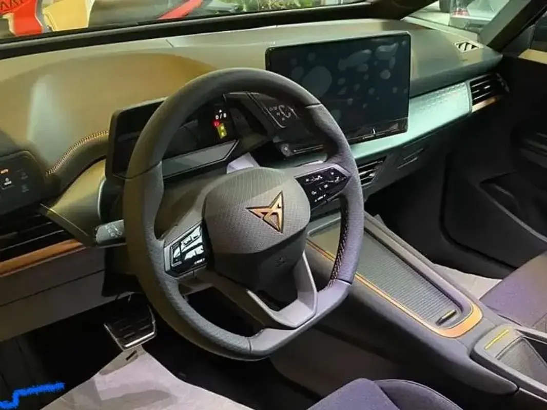 Usata Cupra Born 150 kW (204 CV) 2022 Grigio Utilitaria
