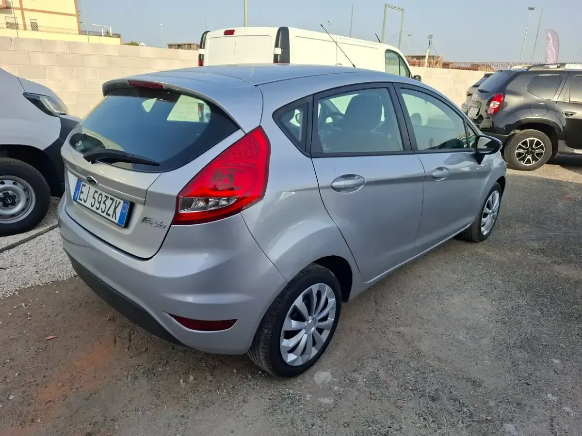 Usata Ford Fiesta 82 CV (60 kW) 2011 Grigio