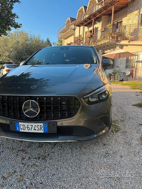 Grigio Usata 2021 Mercedes B180 Monovolume | 27.500 € (Molto cara) - Immagine 1/4