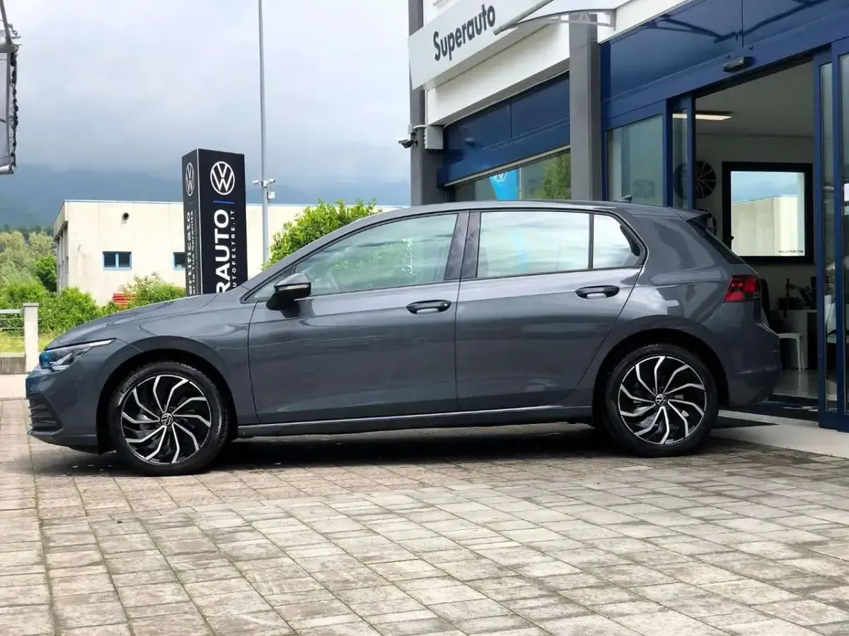 Usata VW Golf VIII 110 CV (80 kW) 2023 Grigio scuro Berlina